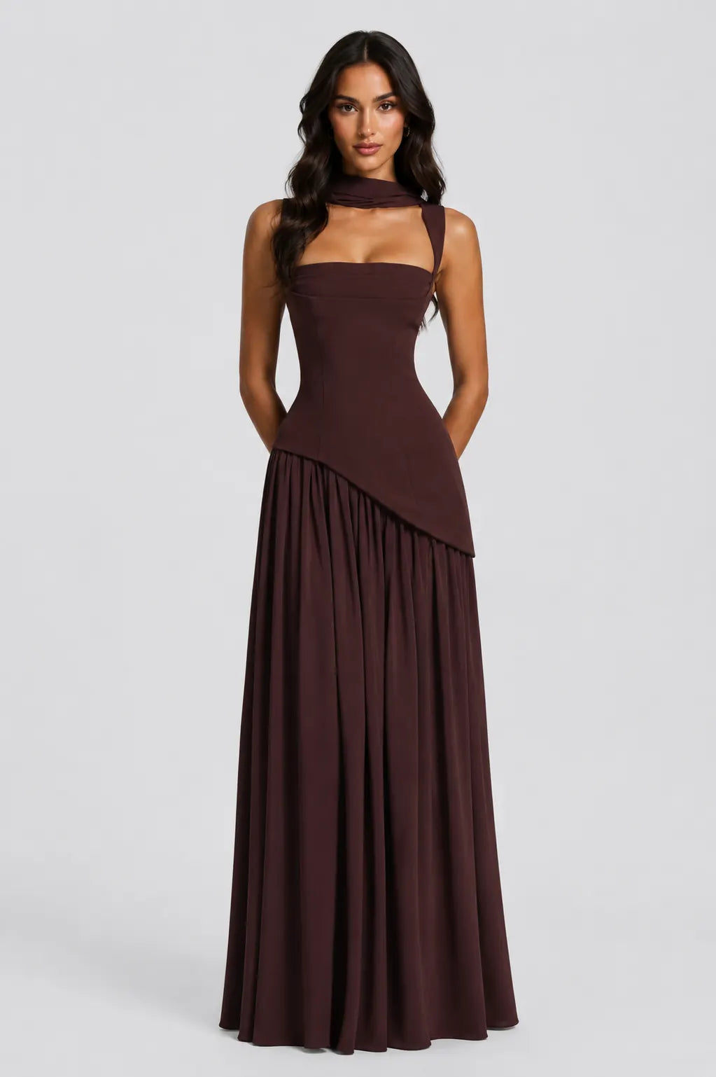 Valencia Robe Maxi Drapée Effet Satin, Silhouette Sculptée et Élégante pour Femme - Marron