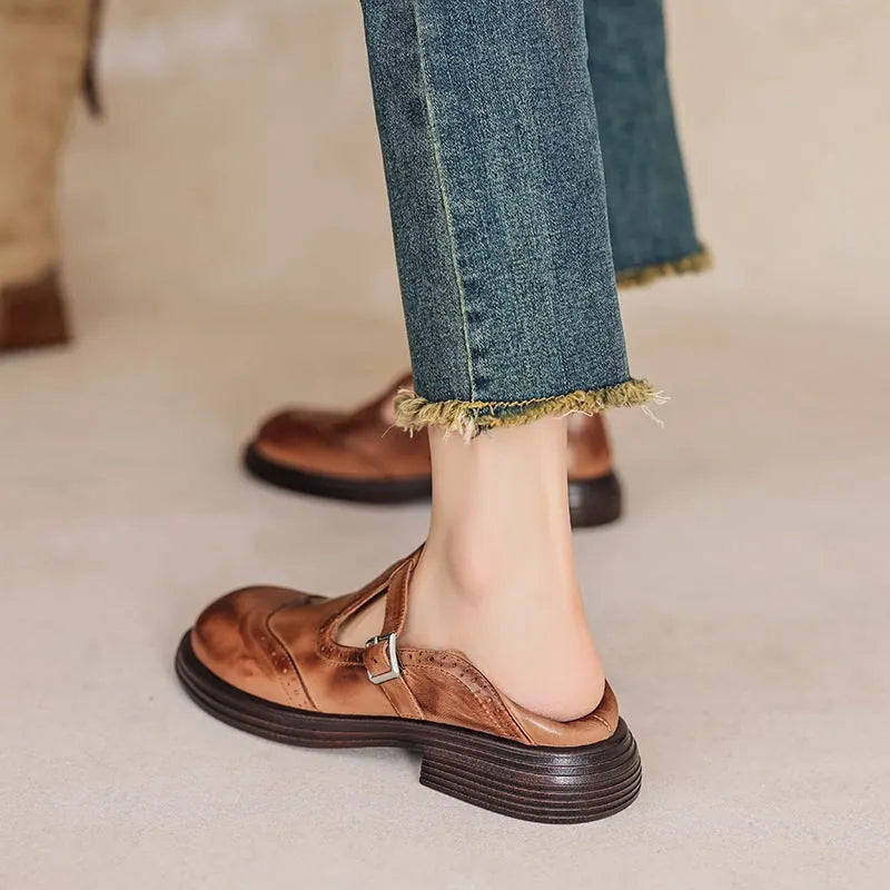 Maribeth Chaussures Mary Jane à Bride, Détails Brogue et Talon Carré pour Femme - Marron