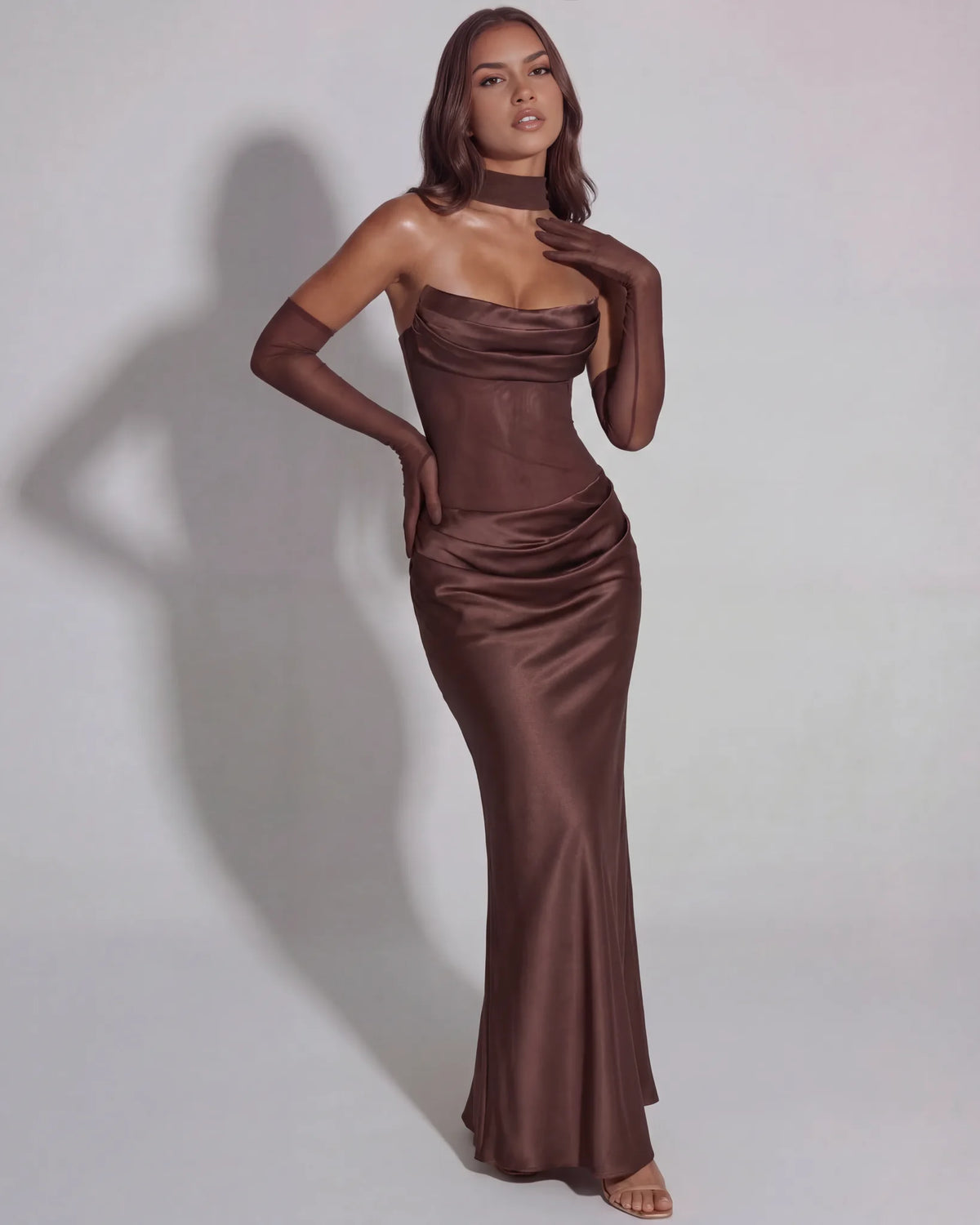 Ophelia Robe de Soirée Maxi en Satin, Col Bénitier, Corset Bustier et Gants pour Femme - Marron | Tenelle