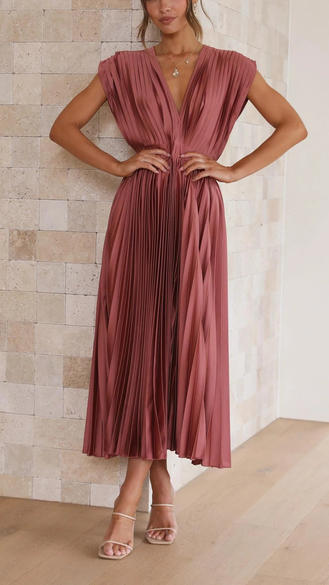 Shasta Robe Midi Plissée Invitée de Mariage, Col en V, Manches Courtes pour Femme - Rose | Tenelle