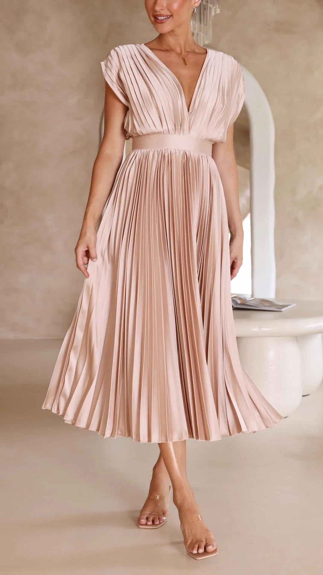 Shasta Robe Midi Plissée Invitée de Mariage, Col en V, Manches Courtes pour Femme - Champagne | Tenelle