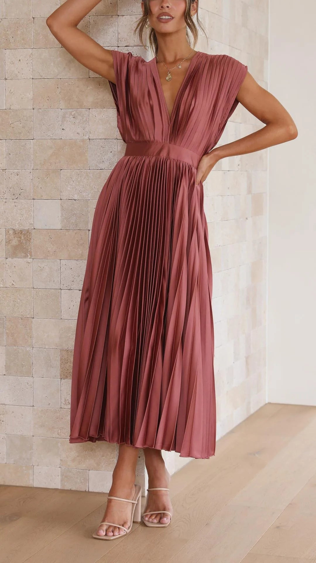 Shasta Robe Midi Plissée Invitée de Mariage, Col en V, Manches Courtes pour Femme - Noir | Tenelle