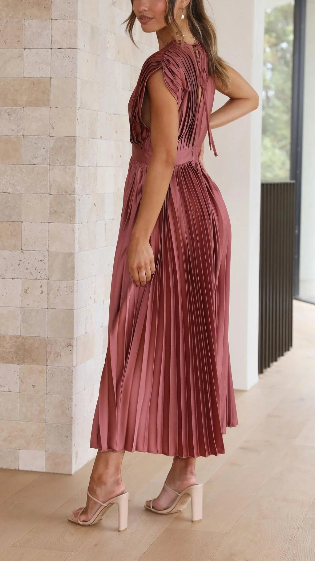Shasta Robe Midi Plissée Invitée de Mariage, Col en V, Manches Courtes pour Femme - Noir | Tenelle