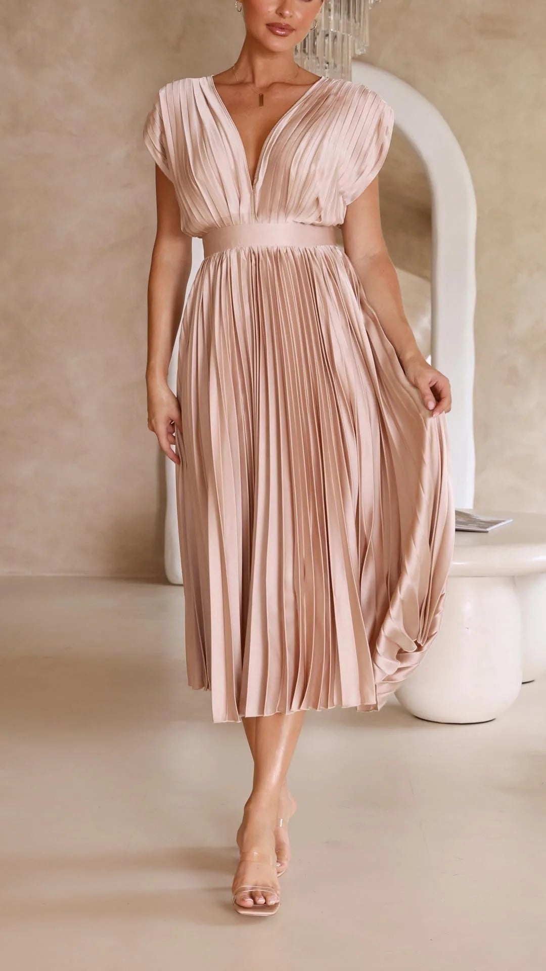 Shasta Robe Midi Plissée Invitée de Mariage, Col en V, Manches Courtes pour Femme - Champagne | Tenelle