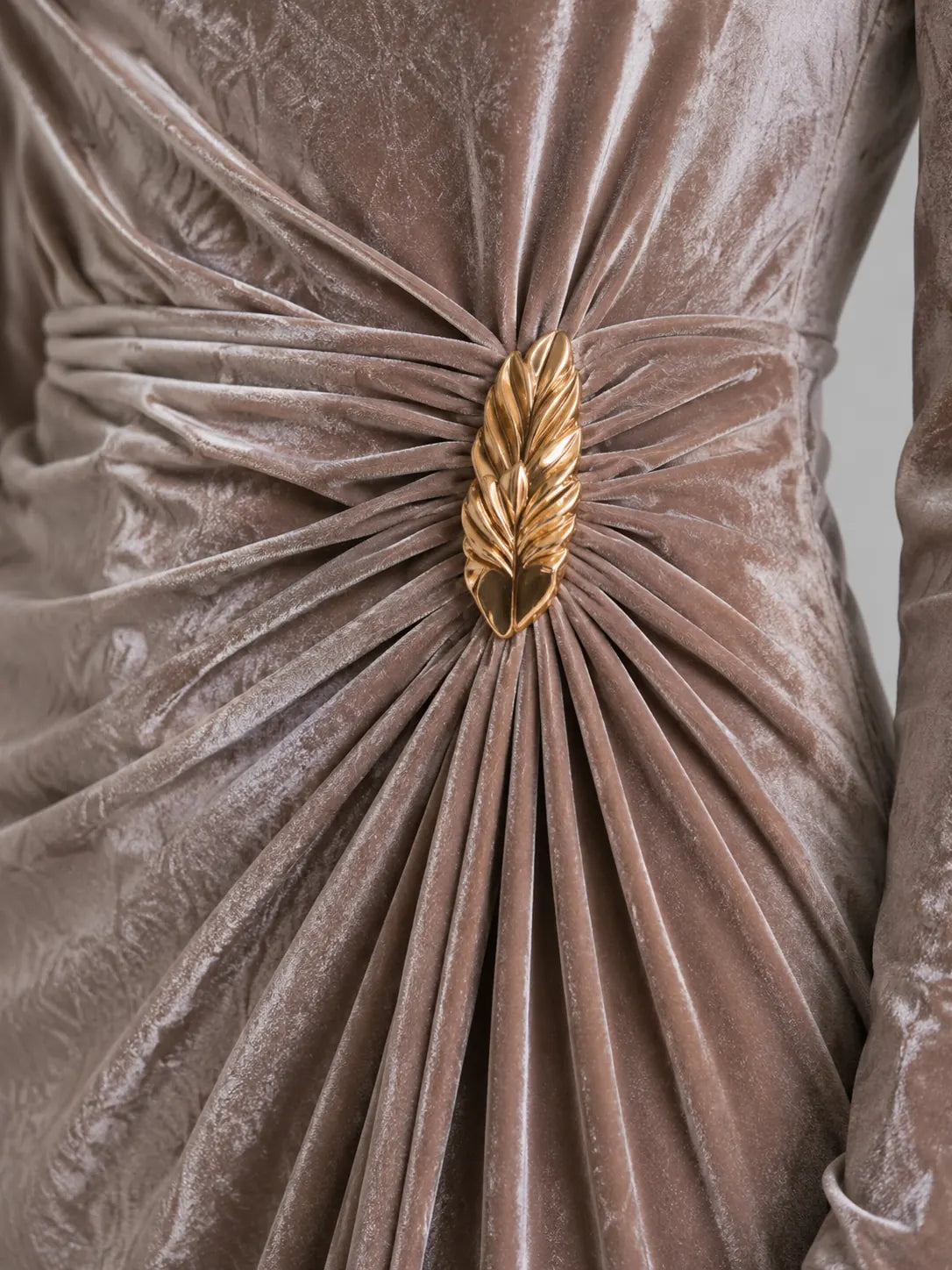 Selene Robe Midi en Velours Drapée, Détail Taille Doré, Manches Longues pour Femme - Marron