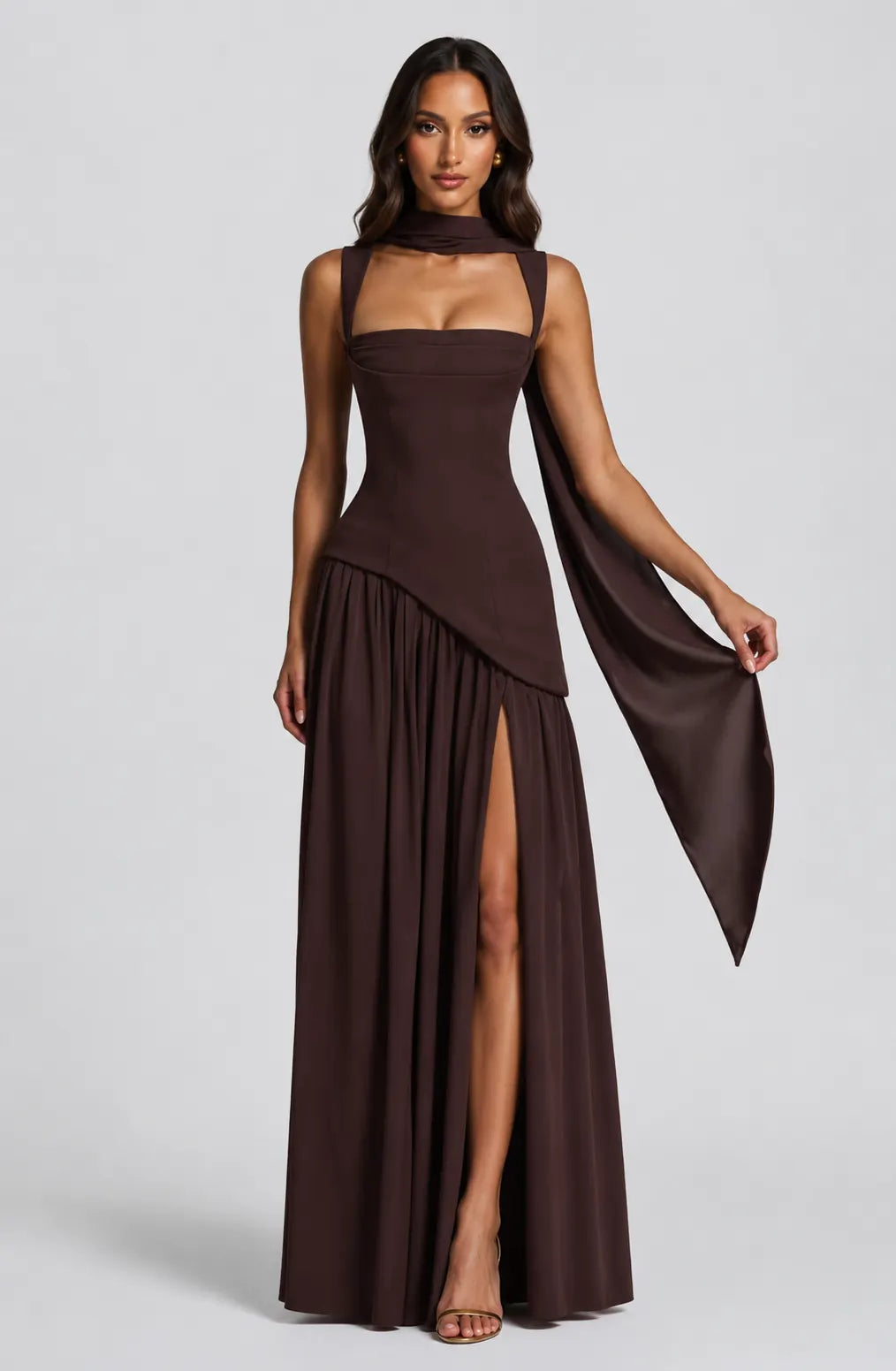 Valencia Robe Maxi Drapée Effet Satin, Silhouette Sculptée et Élégante pour Femme - Marron