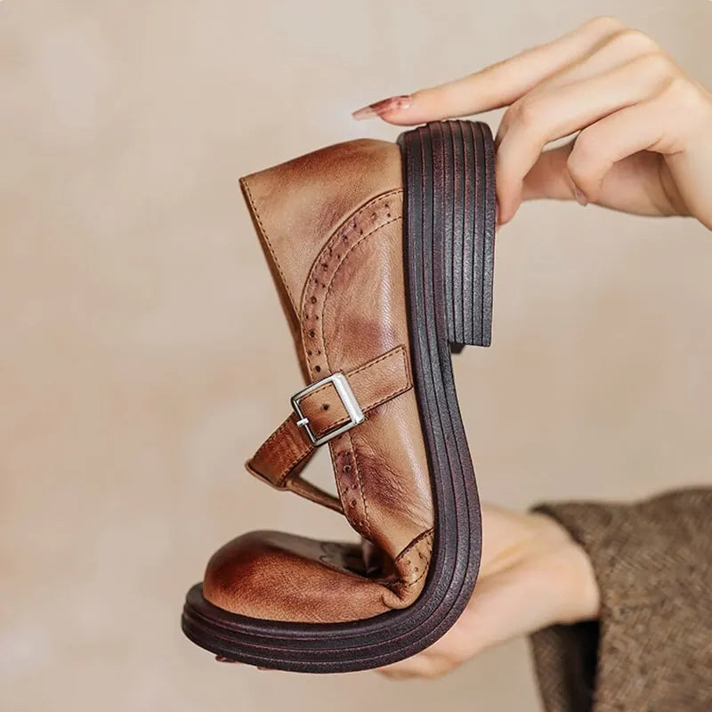 Maribeth Chaussures Mary Jane à Bride, Détails Brogue et Talon Carré pour Femme - Marron