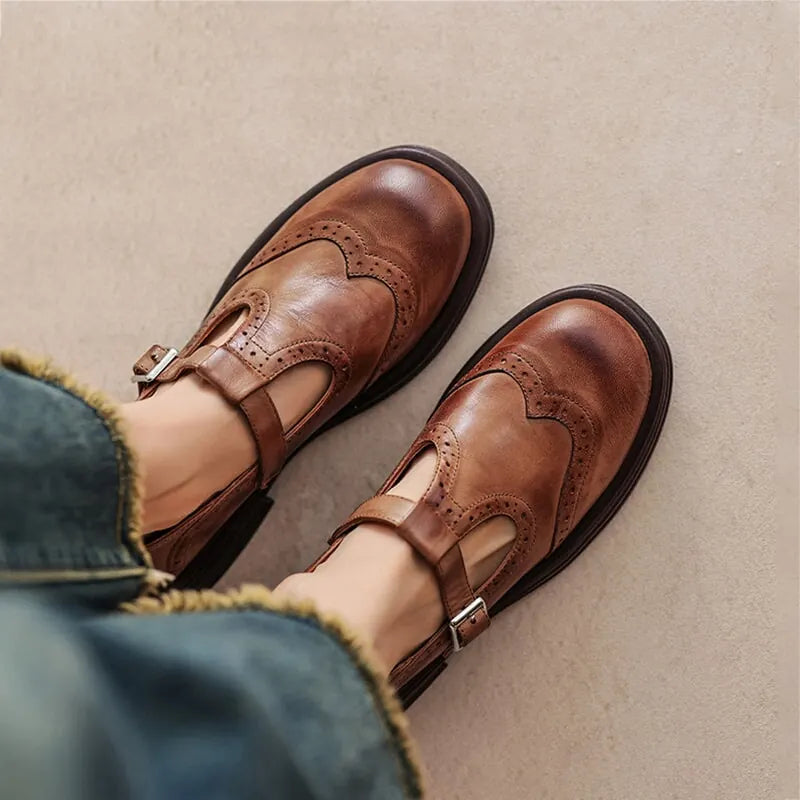 Maribeth Chaussures Mary Jane à Bride, Détails Brogue et Talon Carré pour Femme - Marron