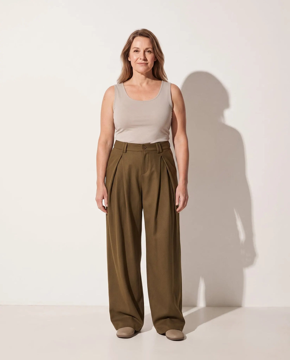 Rosaline Pantalon en Satin Camel, Taille Haute, Plissé, Jambe Large pour Femme - Marron Olive