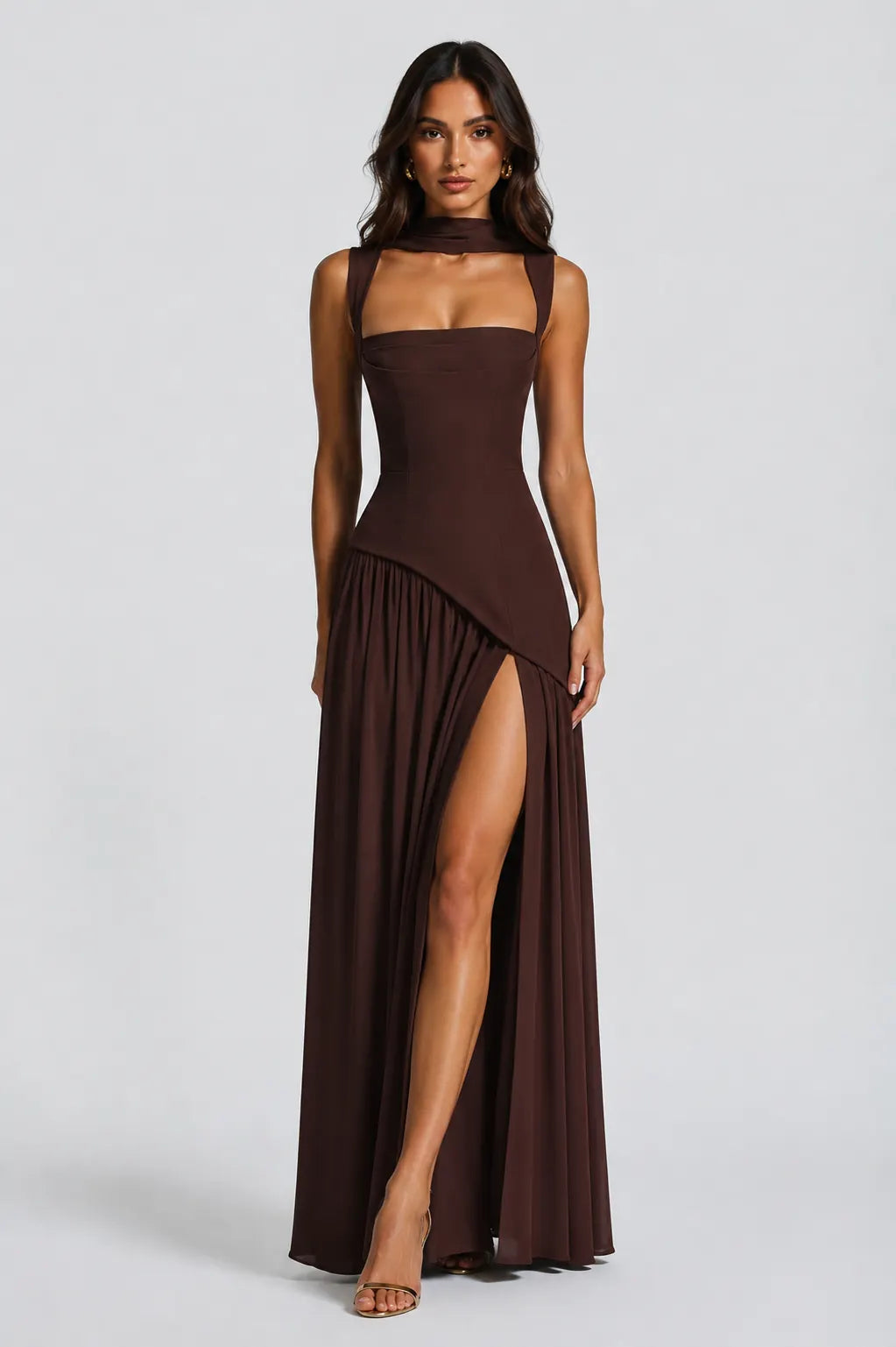 Valencia Robe Maxi Drapée Effet Satin, Silhouette Sculptée et Élégante pour Femme - Marron