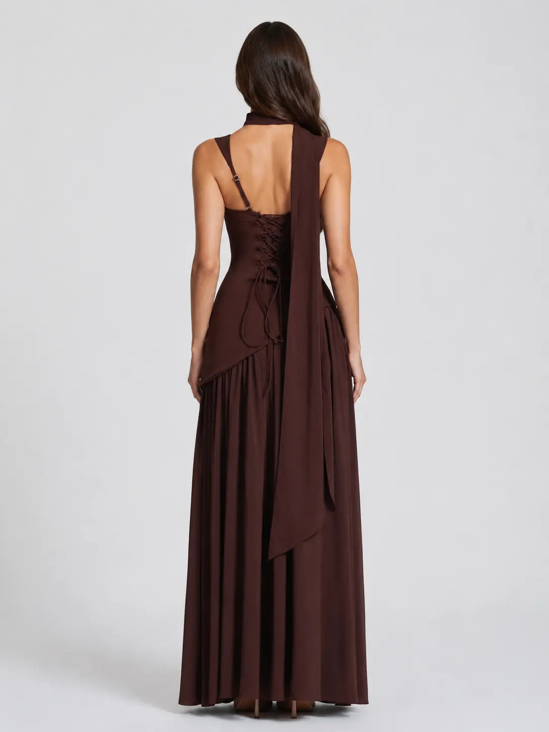 Valencia Robe Maxi Drapée Effet Satin, Silhouette Sculptée et Élégante pour Femme - Marron